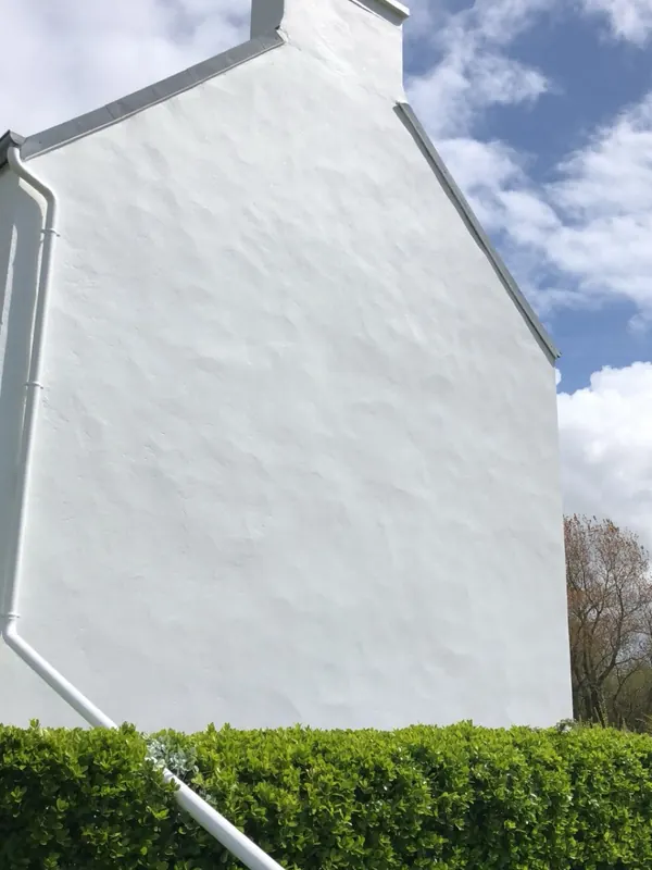 Le même pignon repeint en blanc après le chantier RL Nettoyage