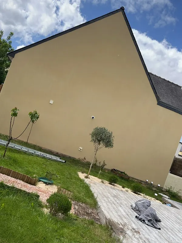 Le même pignon après ravalement, enduit beige propre et uniforme