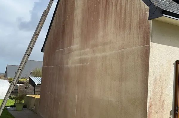 Pignon de maison encrassé par les mousses avant nettoyage de façade à Gouesnou