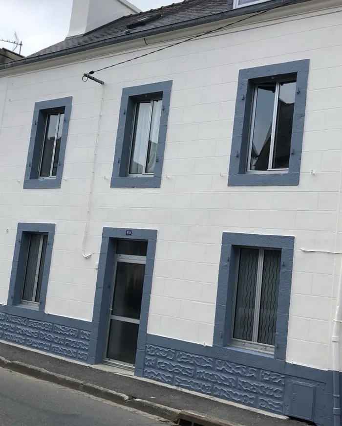 Façade blanche aux encadrements de fenêtres peints en gris bleu, chantier RL Nettoyage