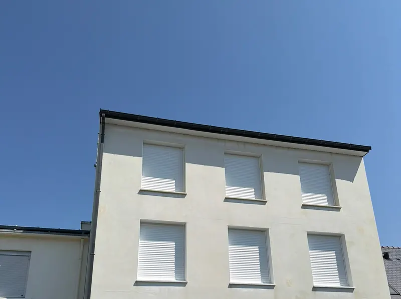 Façade d'immeuble blanche et propre après ravalement par RL Nettoyage
