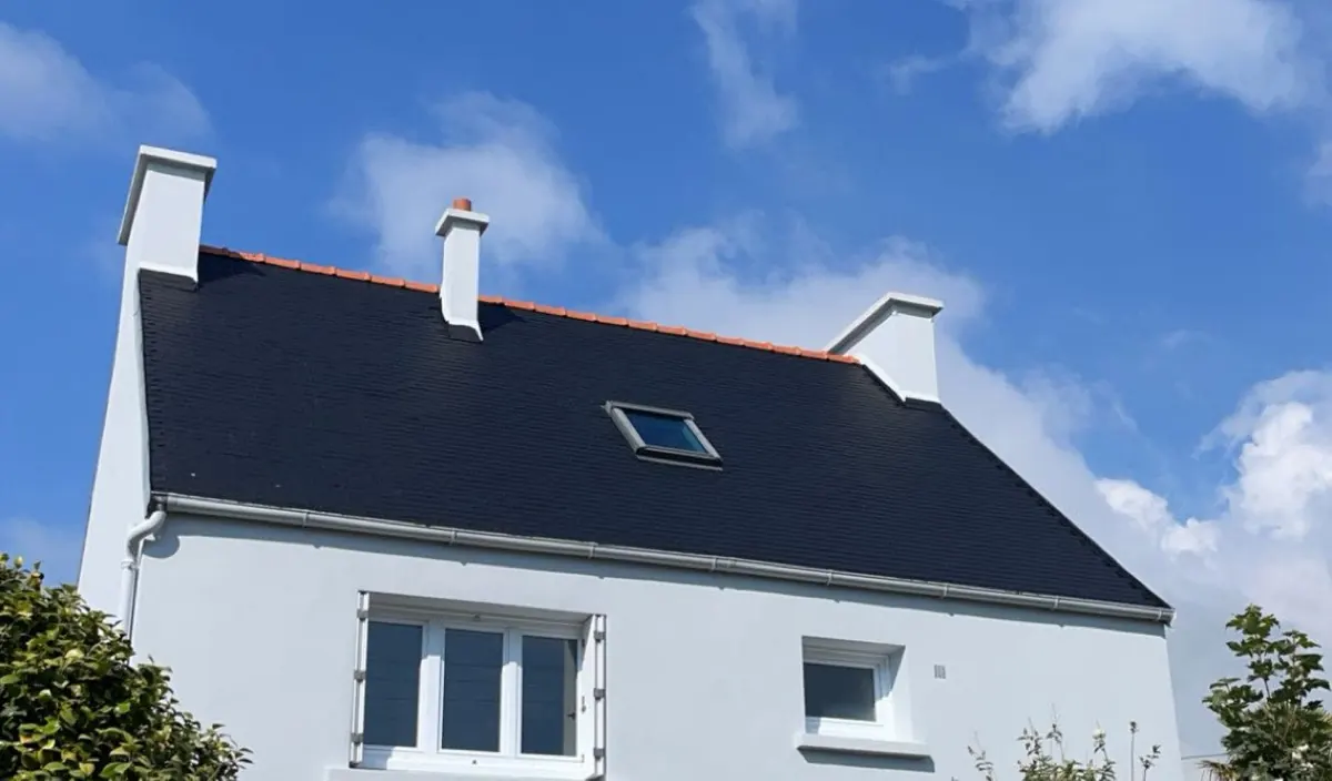 Maison au pignon blanc et toit d'ardoise après ravalement par RL Nettoyage à Gouesnou