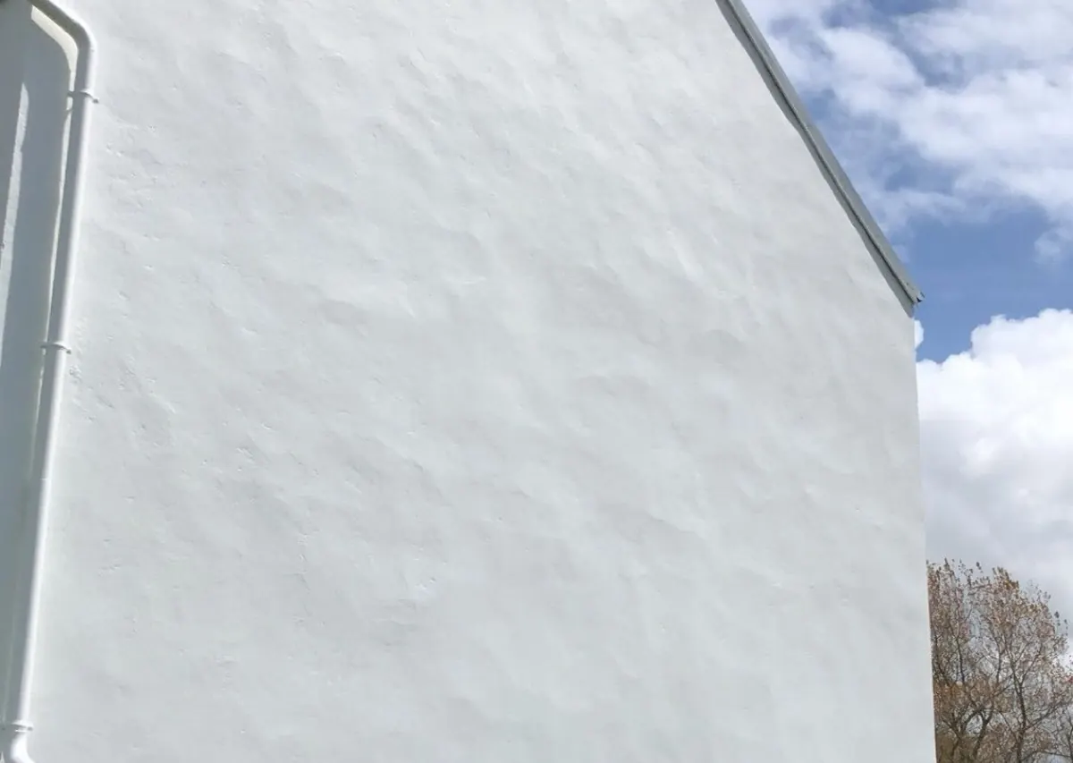 Pignon de maison repeint en blanc après ravalement de façade dans le Finistère